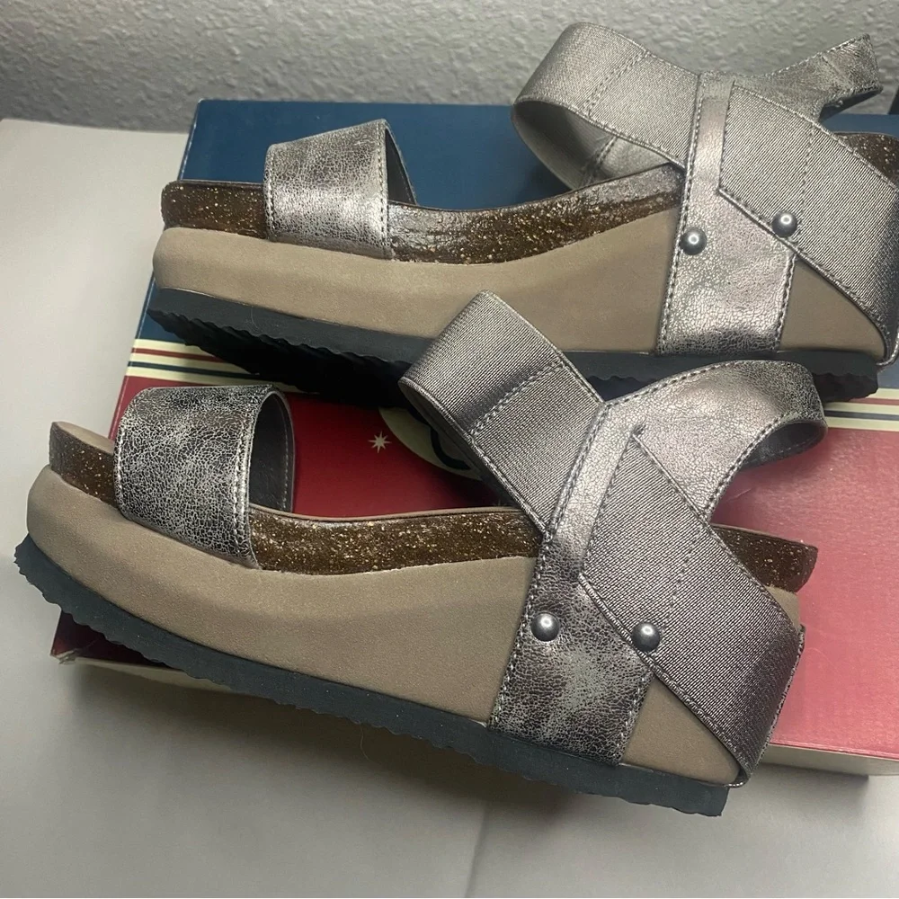Elegant Metallic Sandals - Picture 4 of 7